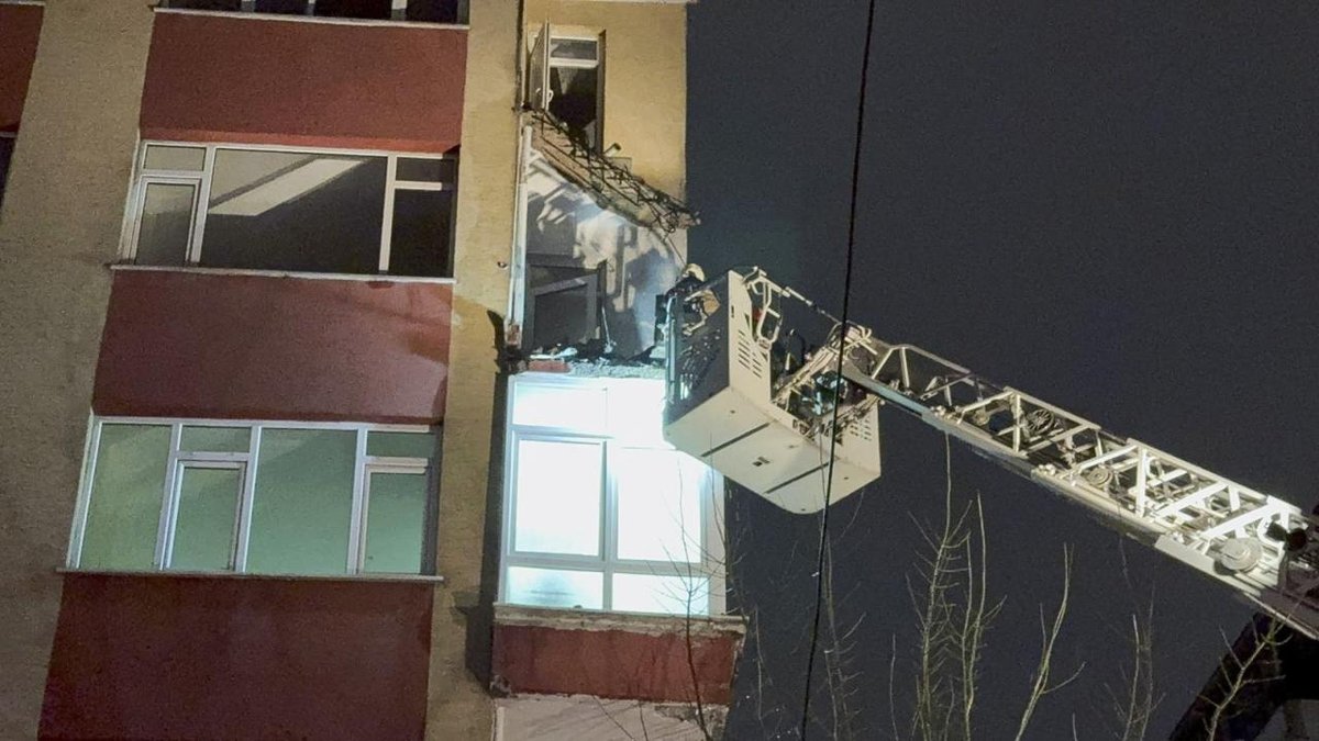 İstanbul'da altı katlı bir binanın iki balkonunda çökme olayı yaşandı
