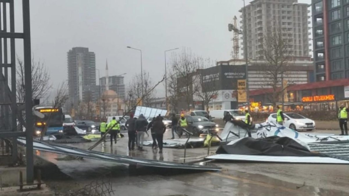 Ankara'da şiddetli fırtına: Kiremitler yerinden fırladı, tabelalar havada uçuştu