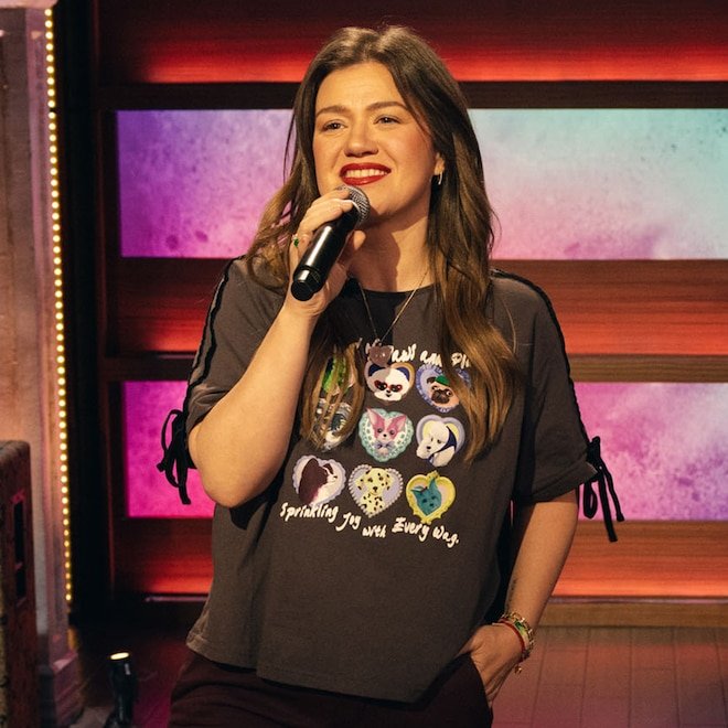 Kelly Clarkson Narrowly Avoids Wardrobe Malfunction at Las Vegas Show
