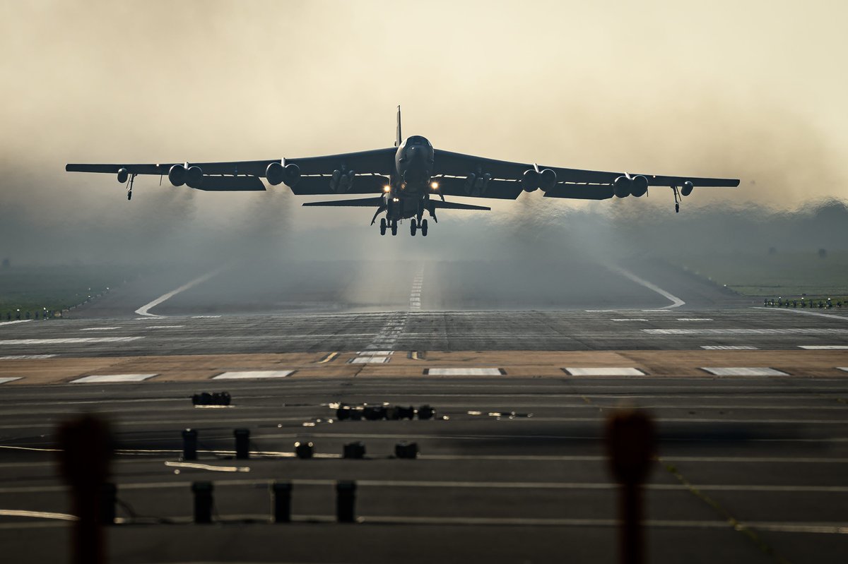 8 crew members are presumed dead after a: B-52 bomber crashed at California's Edwards Air Force Base
