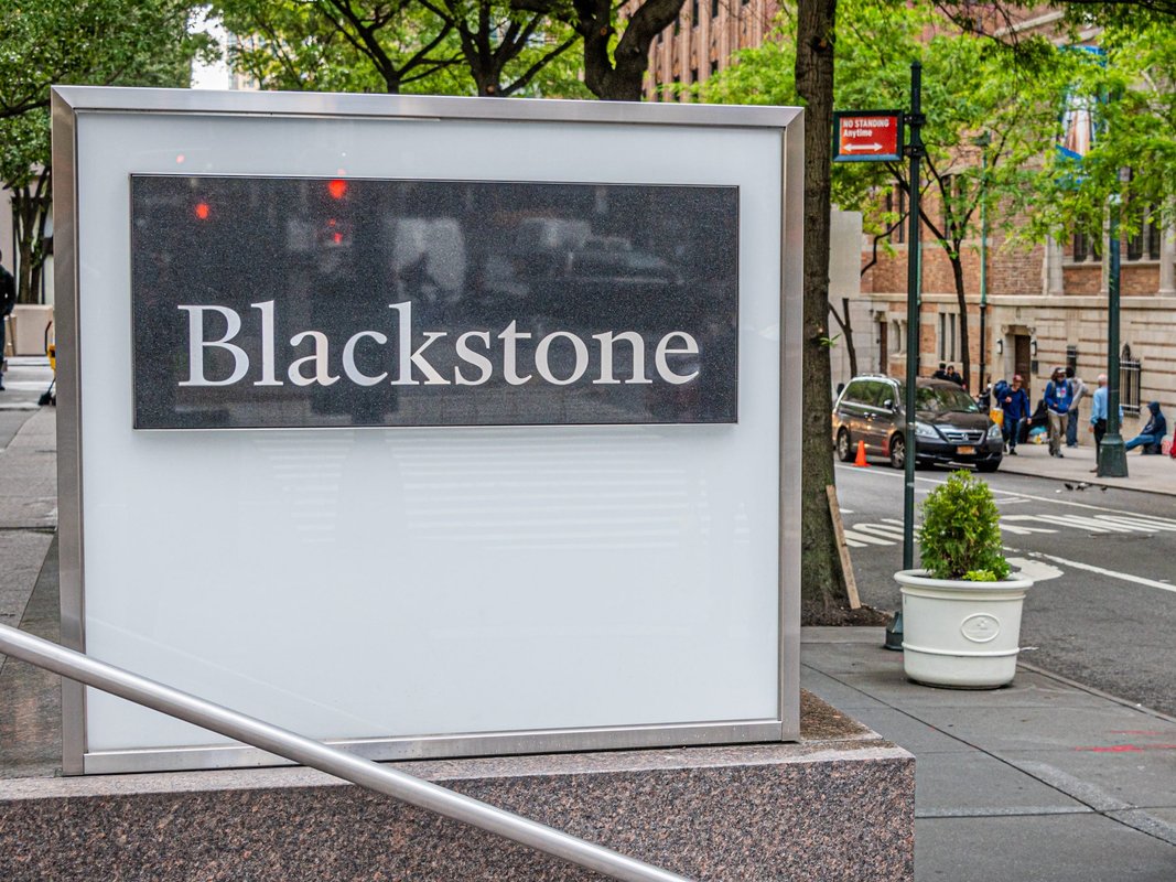 "Blackstone'un 40. yıl dönümü için hazırladığı tatil videosu, 1980'ler köklerine mizahi bir saygı duruşu olduriyor."