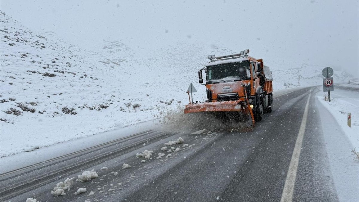 Siirt-Bitlis karayolu, ağır yük taşıyan araçlar için trafiğe kapatıldı.