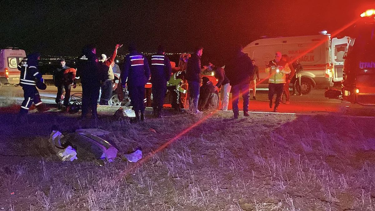 Çorum'da iki araç çarpıştı: Sekiz kişi hastaneye kaldırıldı