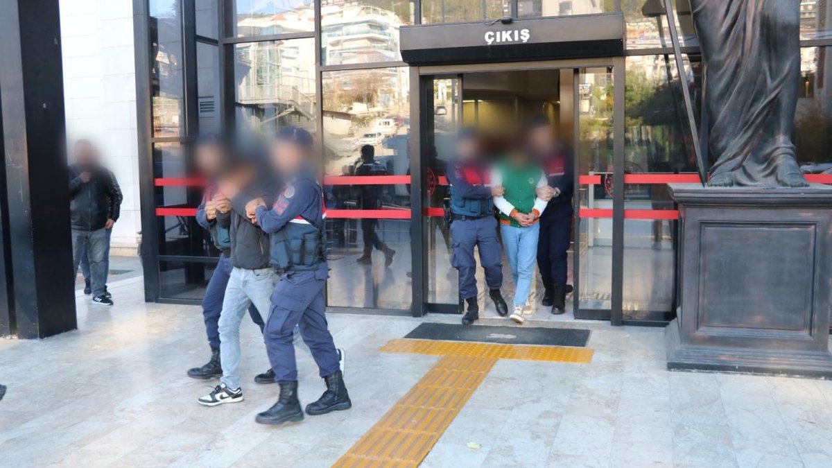 "Alanya'da motosikletle polise çarpan: iki şahıs gözaltına alındı"