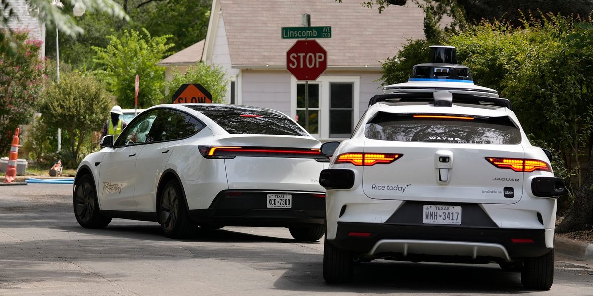 Tesla: Araçları insan gibi kendi kendine sürmeli; Waymo: Standart daha yüksek.