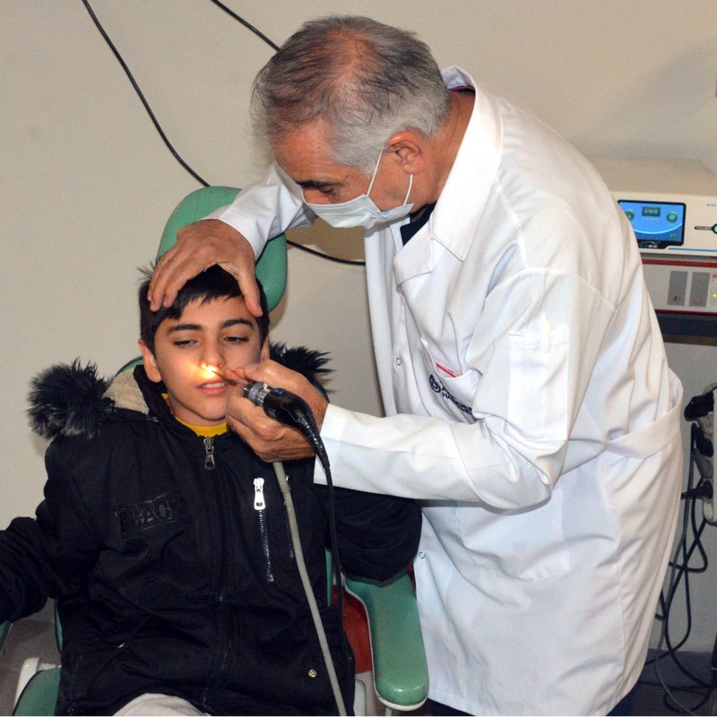 Kaşıntı nedeniyle hastaneye başvuran Emirhan'ın burnundan pipet ve çekirdek parçası çıkarıldı