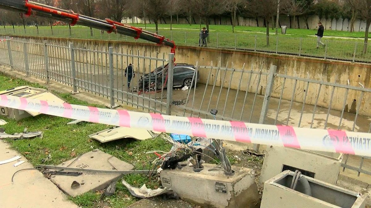 İki otomobil çarpıştı, araçlardan biri dereye düştü
