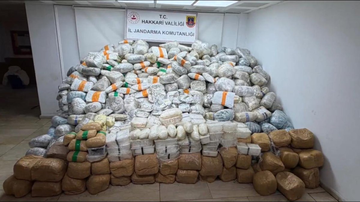 Hakkari’de 860 kilo uyuşturucu madde yakalandı.