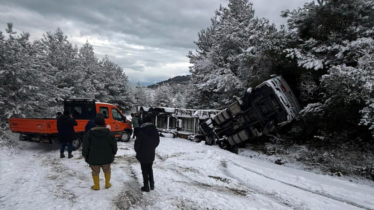 "Doğal gaz silindirlerini taşıyan tır yolda kaza yaptı"