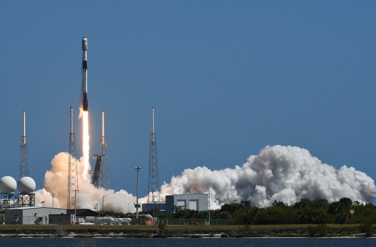 "SpaceX, Starlink uydularını yörüngede hareket ettirerek rakipleriyle çarpışma riskini azaltıyor"