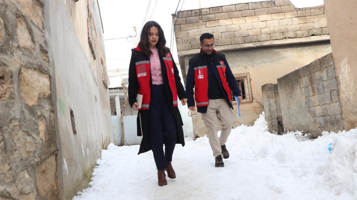 "Yardım amaçlı kırmızı yelekli: gruplar, karla kaplı yolları geçiyor"