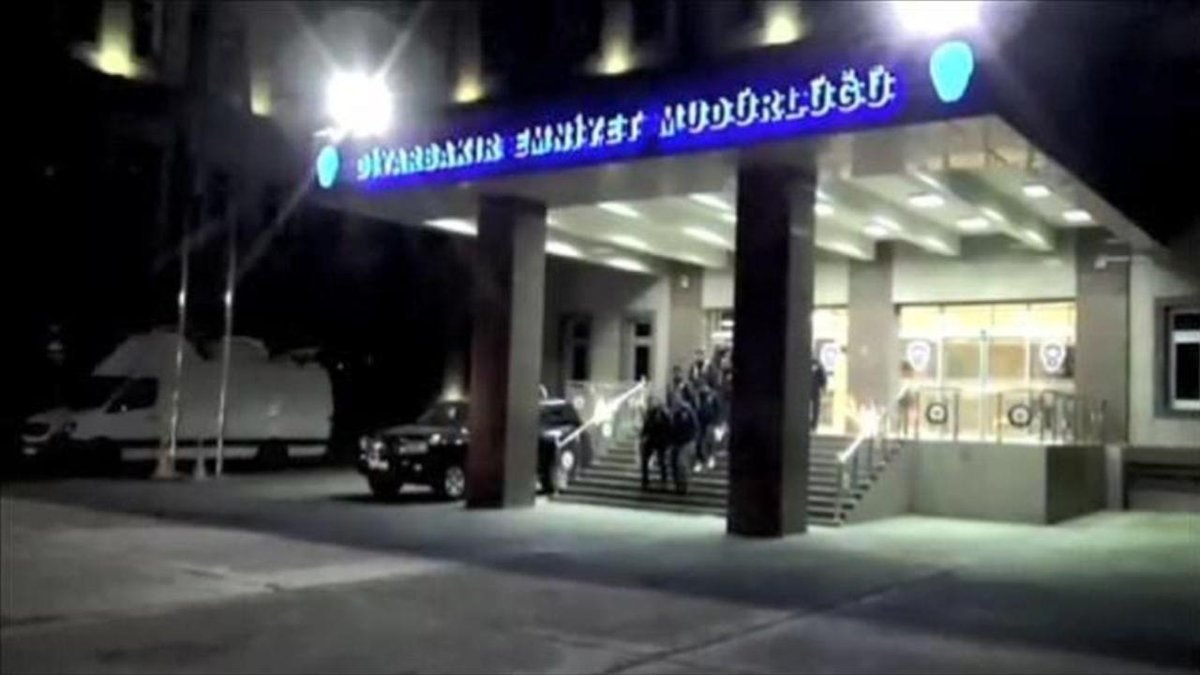 "Diyarbakır'daki Emniyet Müdürlüğü önüne el yapımı bomba atıldı"