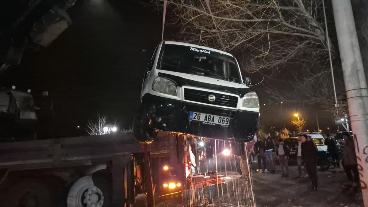 "Eskişehir'de bir otomobil Porsuk Çayı'na yan yattı"