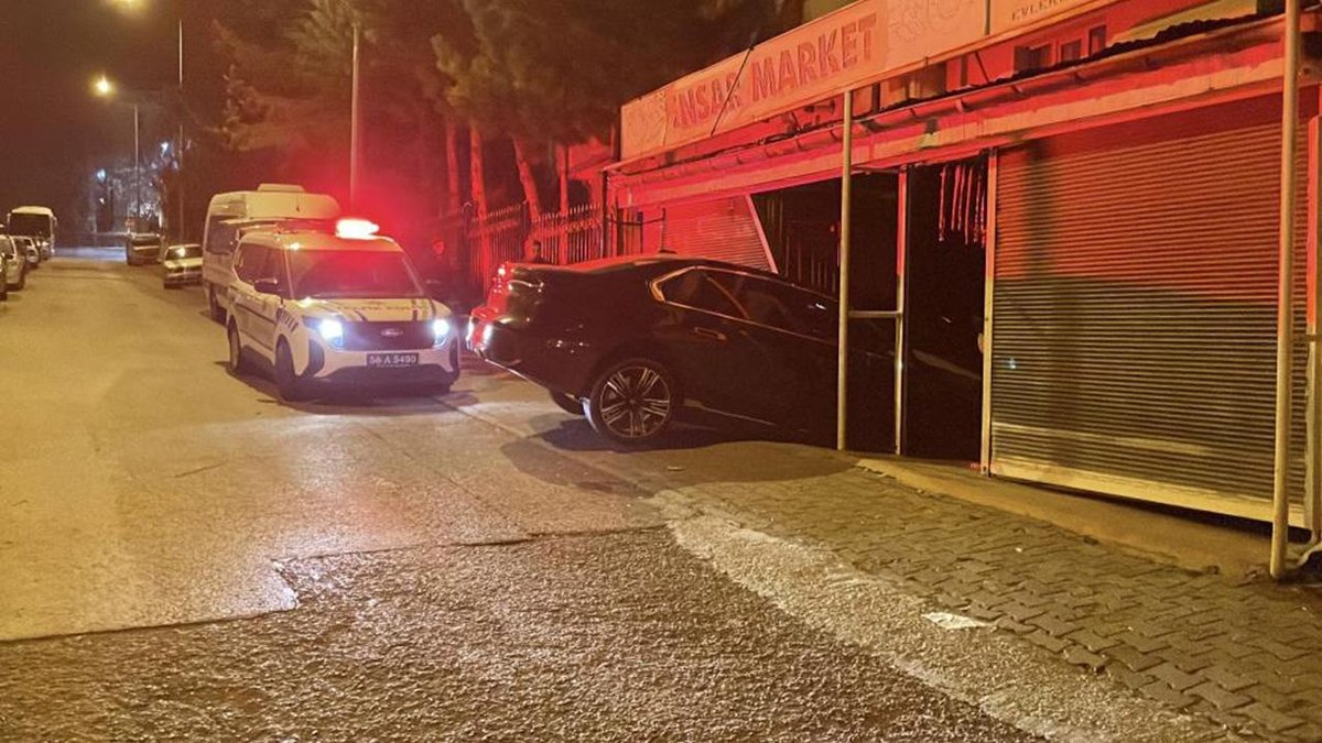 Sivas'ta sürücü fren yerine gazı kullanınca markete çarptı