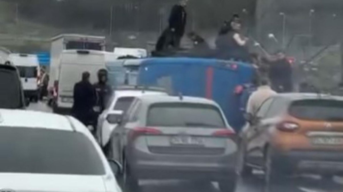 İstanbul'da cezaevi taşınma aracı kaza yaptı: On dokuz kişi yaralandı.