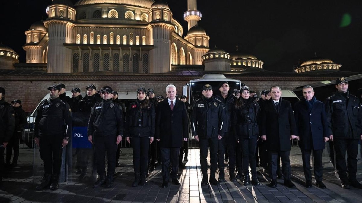 İstanbul Valisi Gül, Taksim Meydanı'ndaki çalışanları yerinde ziyaret etti
