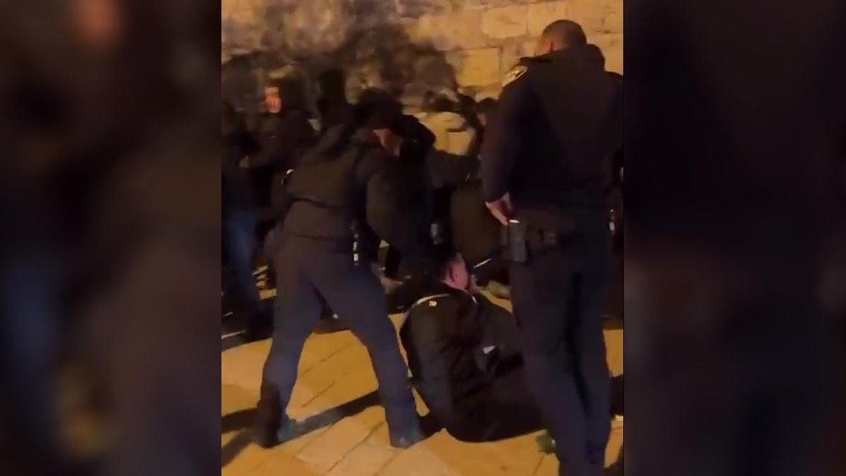 İşgalci İsrail polisi, Kudüs'te teravih kılmak isteyen Filistinlilere saldırdı
